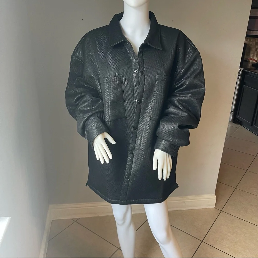 Black Metallic Snap-Button Shacket
Size xxl
For Men 
New
Brand is Forever 21 - Picture 2 of 11